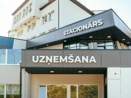Jēkabpils slimnīcas uzņemšanas nodaļā pacientes pavadonis uzbrūk ārstam, ierosināts kriminālprocess