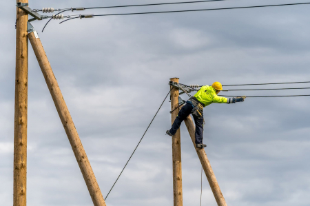 Bez elektrības Latvijā joprojām aptuveni 87 000 klientu, arī Jēkabpils, Aizkraukles un Preiļu apkārtnēs