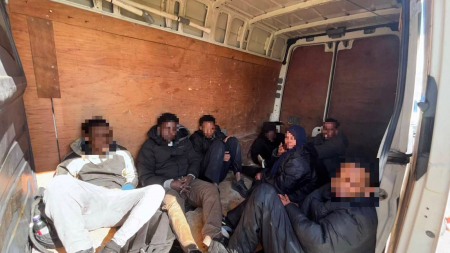 Robežsargi Jēkabpilī aizturējuši pārvadātāju ar septiņiem nelegālajiem imigrantiem