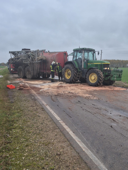 Pie Biržiem sadursme starp kravas auto un traktoru, Elkšņos cieš velosipēdists
