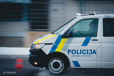 Jēkabpilī iereibis vīrietis bez tiesībām brauc ar zagtu “Ford” markas automašīnu 