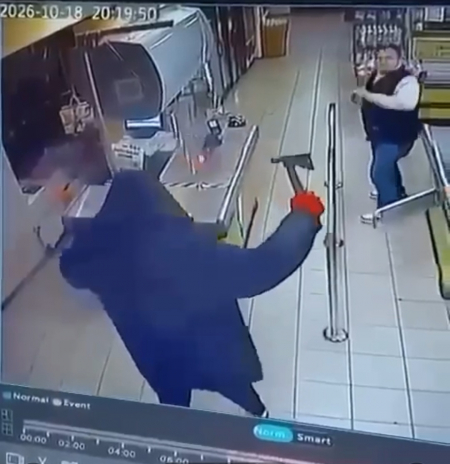 Jēkabpilī, veikalā BETA agresīvs vīrietis draud ar cirvi un sabojā kases aparātu (VIDEO)