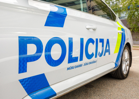 Policija Jēkabpilī aptur automašīnu, uz kuras jumta atradās cilvēks, bet pie stūres – iereibis autovadītājs