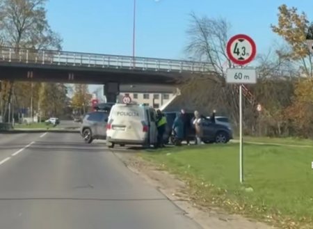 Jēkabpilī policija pēc sadursmes palīdz vienoties diviem auto vadītajiem